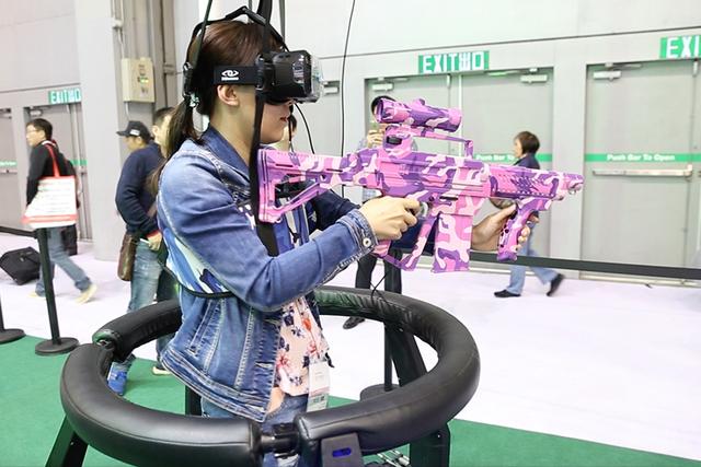 超多款國(guó)內(nèi)VR產(chǎn)品亮相香港電子展 對(duì)戰(zhàn)機(jī)最好玩(圖1) 多款國(guó)內(nèi)VR產(chǎn)品亮相展會(huì) 對(duì)戰(zhàn)機(jī)超好玩