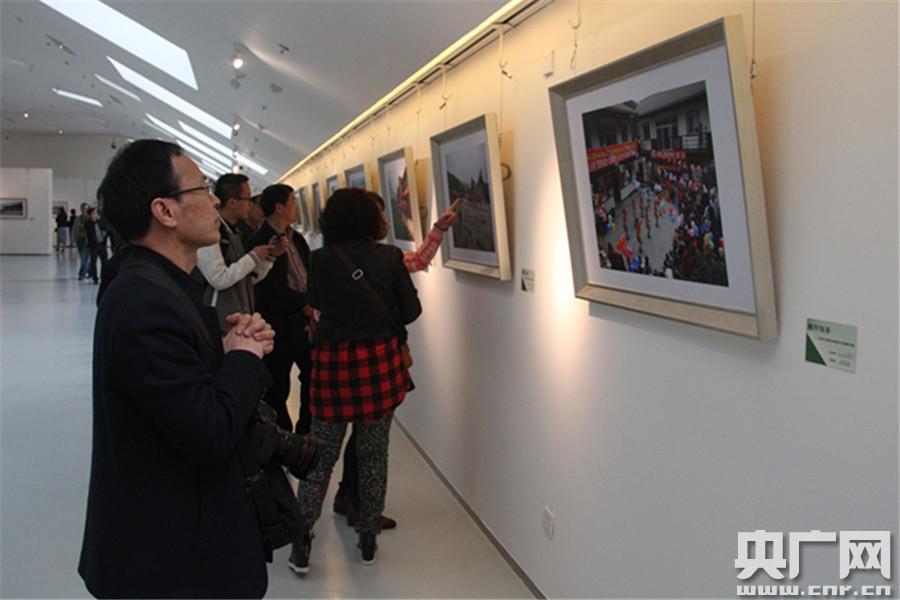 蘆山地震3周年書畫攝影展開展 200件大作展現美麗(圖1) 紀念蘆山地震3周年書畫攝影展開展 200件作品展示美麗雅安巨變