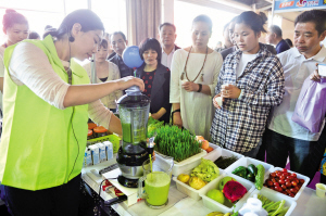 “逛吃”的魅力大 折扣展和吃貨節首日迎來4萬人(圖1) “逛吃”的魅力大 折扣展和吃貨節首日迎來4萬人(圖1)