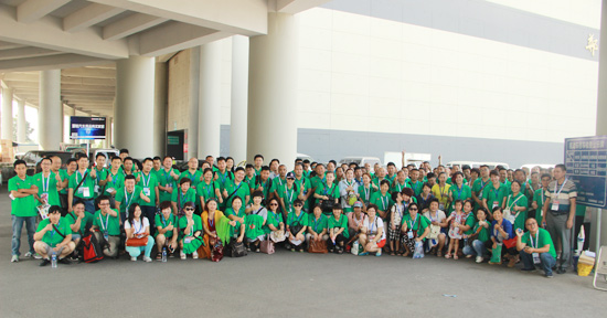 2016鄭州展霸氣開展 慧聰展臺2CT08人潮如虹(圖1) 慧聰網VIP買家團在會場大合影