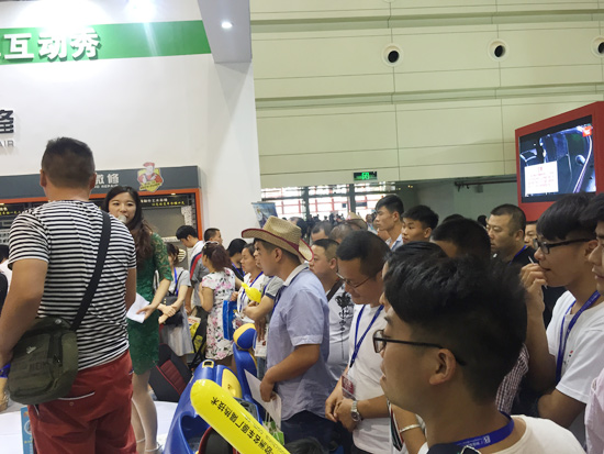 2016鄭州展霸氣開展 慧聰展臺2CT08人潮如虹(圖3) 慧聰網展臺2CT08展臺人潮如虹