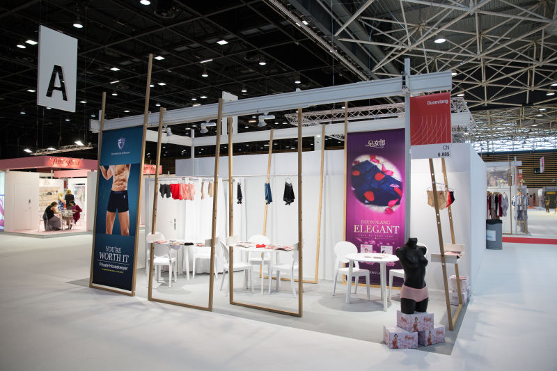 58.jpg 中國“朵女郎”亮相“法國里昂國際時尚內衣展”(圖8)