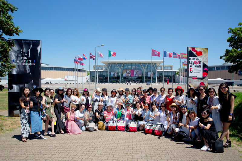 57.jpg 中國“朵女郎”亮相“法國里昂國際時尚內衣展”(圖7)