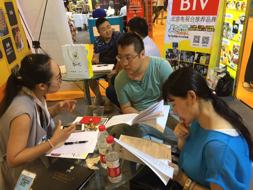 韋小包參與中國特許加盟展大受歡迎,簽約不斷 韋小包品牌現(xiàn)場考察火爆