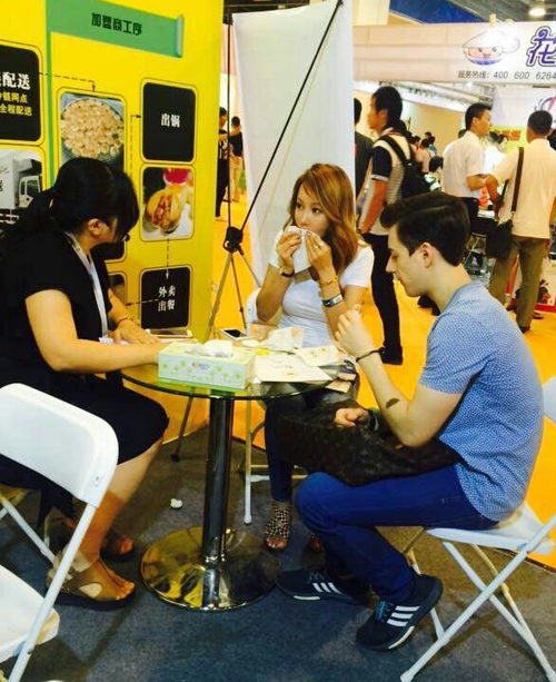 韋小包參與中國特許加盟展大受歡迎,簽約不斷 韋小包試吃活動還吸引了來自國外友人的試吃品嘗、考察,獲點贊