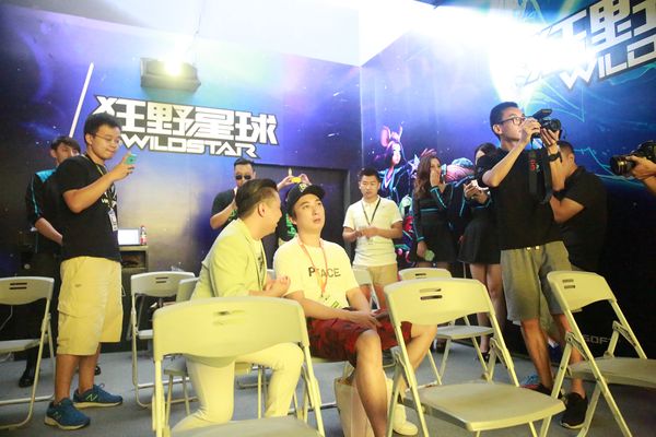 王思聰現身CJ巨人展臺 2億美金研發費(圖1) 王思聰現身CJ巨人展臺 2億美金研發費(圖1)