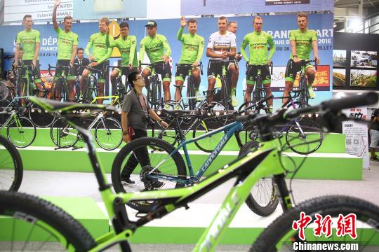 2016亞洲自行車展亮相南京 美女車模秀頂級單車(圖2) 2016亞洲自行車展亮相南京 美女車模秀頂級單車(圖2)