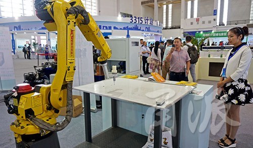 多功能育嬰箱、管道機器人…快來會展中心看高科“尖貨”