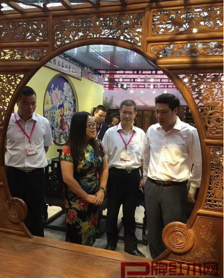 孔連紅木驚艷亮相深圳紅木展斬獲三項(xiàng)大獎(jiǎng)(圖2) 孔連紅木驚艷亮相深圳紅木展斬獲三項(xiàng)大獎(jiǎng)(圖2)