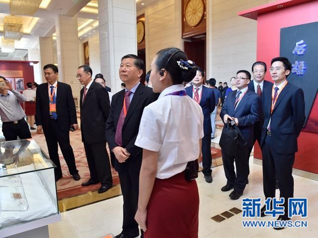 銀監(jiān)會(huì)主席尚福林等參觀"江西紅色金融歷史展"(圖2) 銀監(jiān)會(huì)主席尚福林等參觀 江西紅色金融歷史展