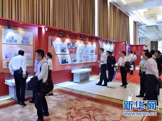 銀監(jiān)會(huì)主席尚福林等參觀"江西紅色金融歷史展"(圖8) 銀監(jiān)會(huì)主席尚福林等參觀 江西紅色金融歷史展