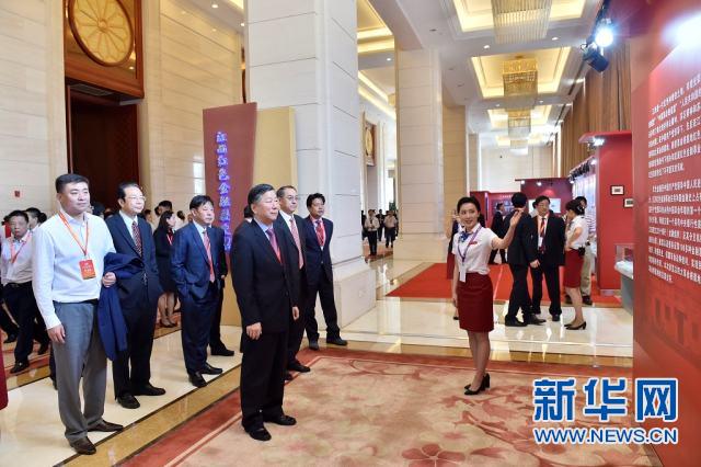 銀監(jiān)會(huì)主席尚福林等參觀"江西紅色金融歷史展"(圖1) 銀監(jiān)會(huì)主席尚福林等參觀 江西紅色金融歷史展