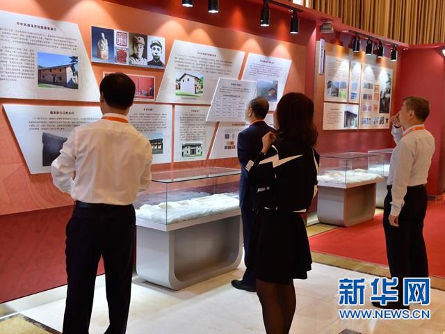銀監(jiān)會(huì)主席尚福林等參觀"江西紅色金融歷史展"(圖3) 銀監(jiān)會(huì)主席尚福林等參觀 江西紅色金融歷史展