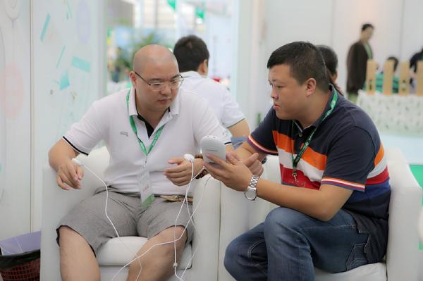 深圳生物健康展新一代智能艾灸儀受追捧(圖4) 深圳生物健康展新一代智能艾灸儀受追捧(圖4)