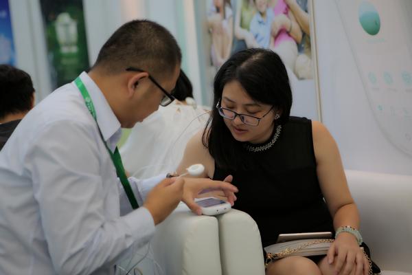 深圳生物健康展新一代智能艾灸儀受追捧(圖3) 深圳生物健康展新一代智能艾灸儀受追捧(圖3)