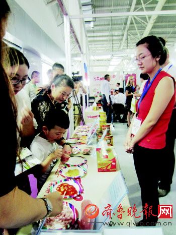 臨沂商博會(huì)：進(jìn)口商品展區(qū)嗨到停不下來(圖2)