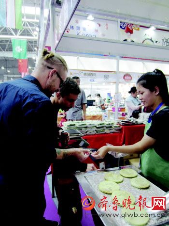 臨沂商博會(huì)：進(jìn)口商品展區(qū)嗨到停不下來(圖3)